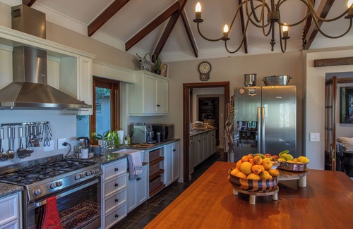 Cape Town Villa | Pointers Villa with views of the vineyards, ocean and breathtaking sunrises