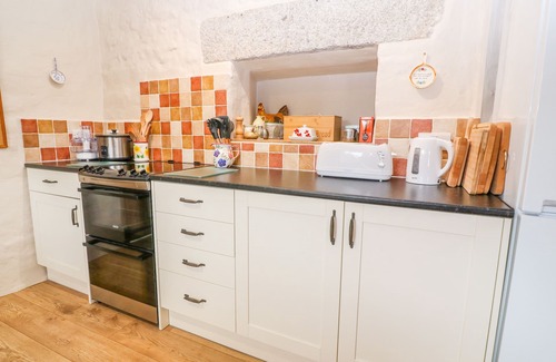 Helston Cottage | POLDOWRIAN FARMHOUSE, pet friendly, with a garden in Coverack