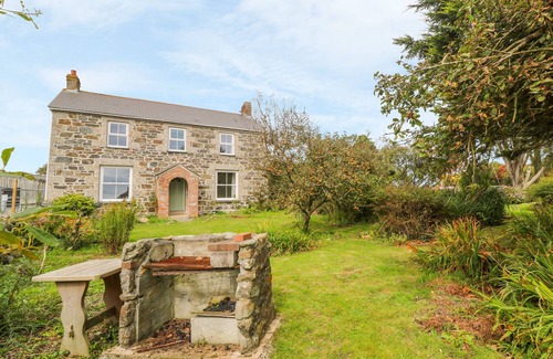 Helston Cottage | POLDOWRIAN FARMHOUSE, pet friendly, with a garden in Coverack