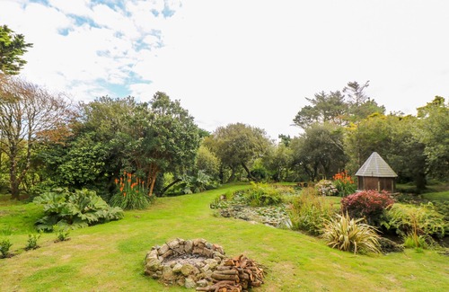 Helston Cottage | POLDOWRIAN FARMHOUSE, pet friendly, with a garden in Coverack