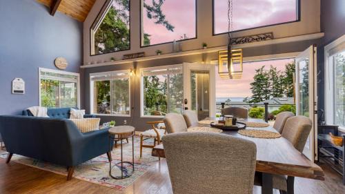 Oak Harbor House | Polnell Point Lookout by AvantStay Water Views Hot Tub Large Patio