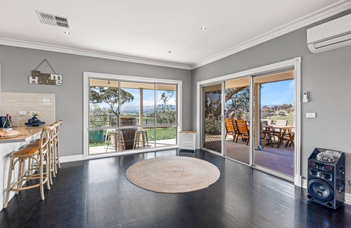 Kilmore East House | Poloma Farm Stay - Scenic Country Getaway