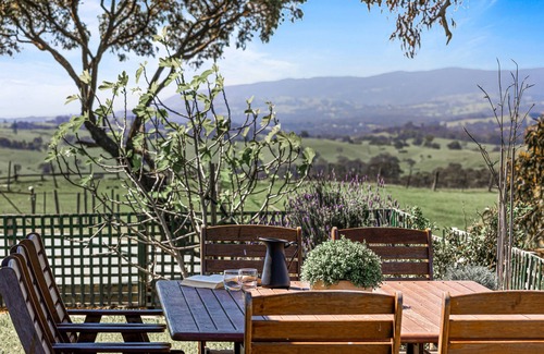 Kilmore East House | Poloma Farm Stay - Scenic Country Getaway