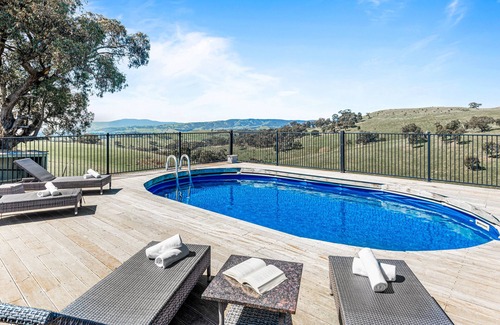 Kilmore East House | Poloma Farm Stay - Scenic Country Getaway