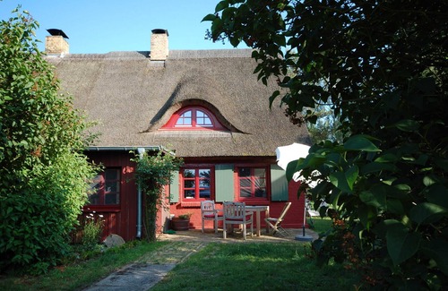 Ahlbeck House | Pommernhaus Urgemütlicher Roter Schwede Sauna Boot - Sauna, fireplace, large garden