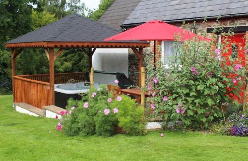 Llanllwchaiarn House | Pond Cottage