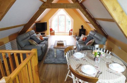 Llanllwchaiarn House | Pond Cottage