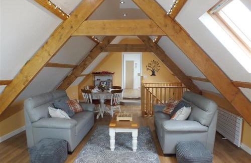 Llanllwchaiarn House | Pond Cottage