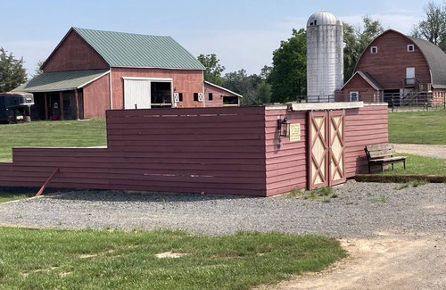 Gordonsville Cottage | 'Pond House' on Huge Horse Farm; Great for Young Families: Escape the City.