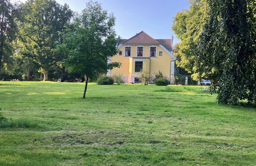Parchtitz Apartment | Pond house with loggia on an old estate in the middle of Rügen