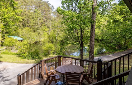 Gatlinburg - Pigeon Forge Cabin | Pond View! Great Location! Close to Attractions Family and Pet Friendly!