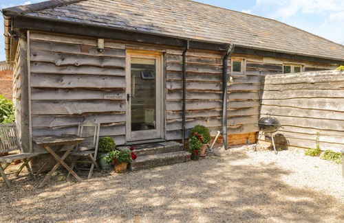 New Forest District Cottage | POND VIEW, pet friendly, with a garden in Rockbourne