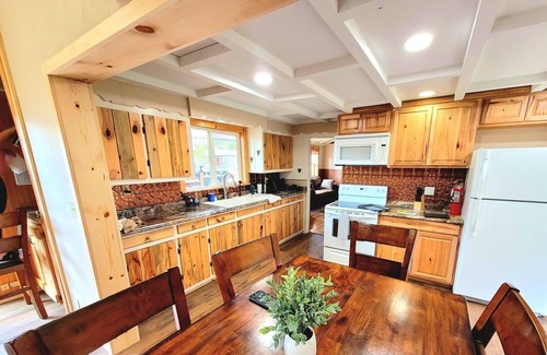 Rapid City House | Ponderosa Lodge at Black Elk – Hot Tub, Taproom, Fireplace & Fun!