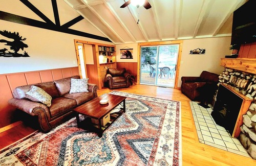 Rapid City House | Ponderosa Lodge at Black Elk – Hot Tub, Taproom, Fireplace & Fun!