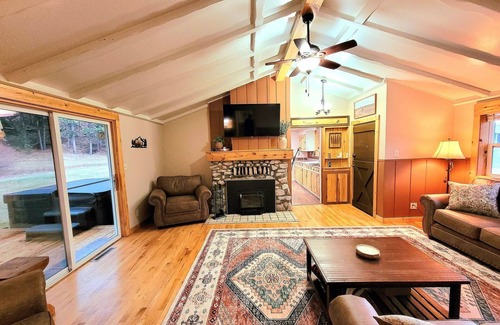 Rapid City House | Ponderosa Lodge at Black Elk – Hot Tub, Taproom, Fireplace & Fun!