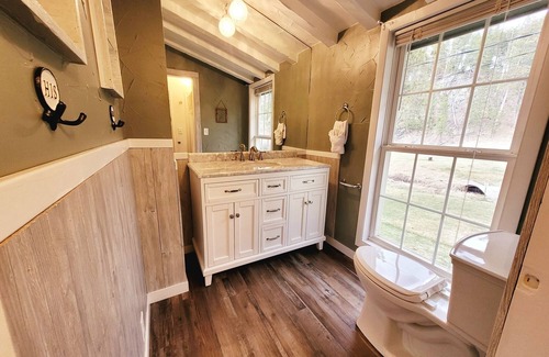 Rapid City House | Ponderosa Lodge at Black Elk – Hot Tub, Taproom, Fireplace & Fun!