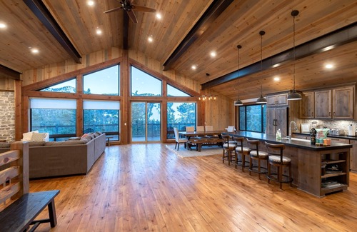 Upper Moonridge House | Ponderosa Peak. Stunning Mountain Views. Location. Breathtaking Home. Games and More
