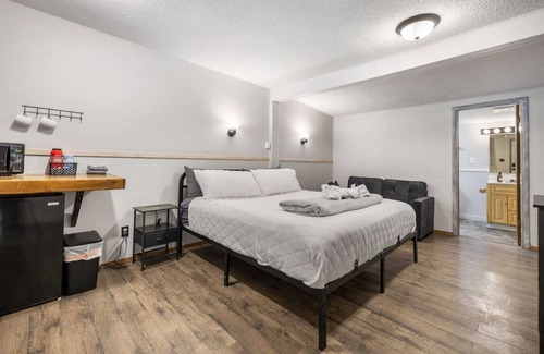Deadwood Hotel | Ponderosa Pines: Motel Room 18- Peaceful room in the woods