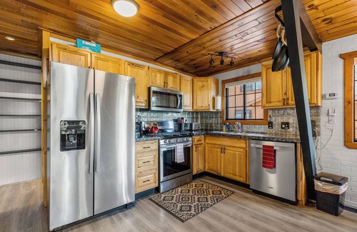 Kachina Village House | Ponderosa Surrounded A-Frame, Private Hiking Trail, Hot Tub, Fire Pit, Sleeps 6!