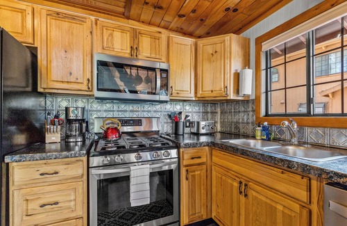 Kachina Village House | Ponderosa Surrounded A-Frame, Private Hiking Trail, Hot Tub, Fire Pit, Sleeps 6!