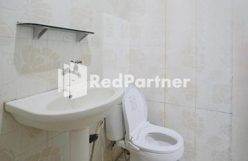 Surabaya Hotel | Pondok Hijau Syariah Mitra RedDoorz At Citraland Surabaya