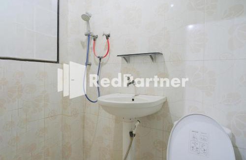 Surabaya Hotel | Pondok Hijau Syariah Mitra RedDoorz At Citraland Surabaya