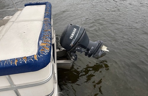 Burtrum Boat Rental | Pontoon Boat 21 ft. Perfect for a tour of the lake!