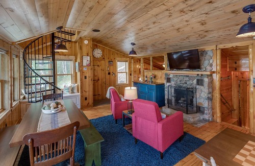 Pequot Lakes Cabin | PONTOON BOAT INCLUDED early May thru early October. Quaint cabin on Sibley Lake.