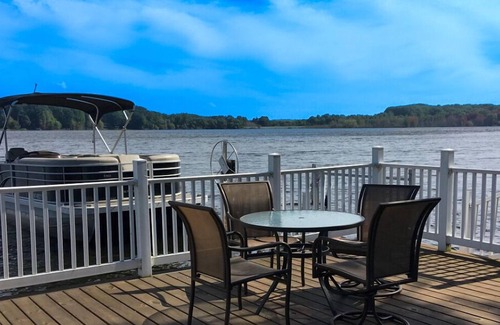 Norton Shores House | PONTOON BOAT NOW INCLUDED! 7 BEDS, HOT TUB Updated Lakefront Cottage - Book Now