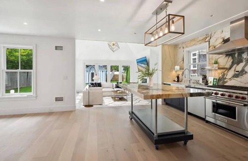 Sag Harbor House | Pool/5 min walk to Beach/Restaurants/Museums- Village House w/backyard