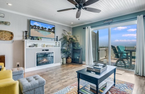 Rockport Condo | Pool, 800 Ft Pier, Tennis, Pickle Ball, Boat Slips and Launch, BBQ Area