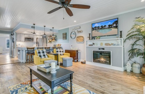 Rockport Condo | Pool, 800 Ft Pier, Tennis, Pickle Ball, Boat Slips and Launch, BBQ Area