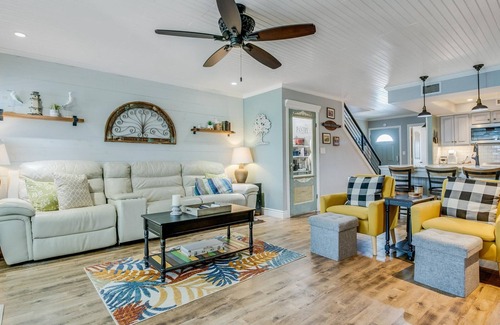 Rockport Condo | Pool, 800 Ft Pier, Tennis, Pickle Ball, Boat Slips and Launch, BBQ Area