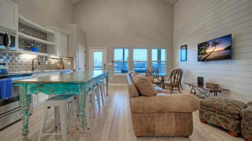 Flour Bluff House | Pool Access Boat Dock Steps to the Gulf The Pintail by AvantStay