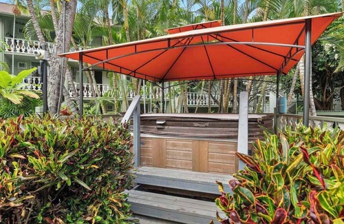 Historic Kailua Village Apartment | Pool and Hot Tub - Romantic and Luxe Walkup Studio in the heart of Kailua-Kona