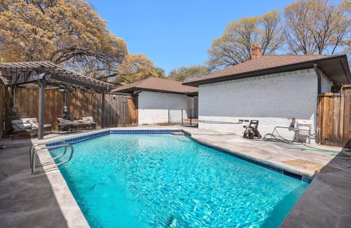Lake Highlands Apartment | Pool | BBQ | Games | Gym | Patio | Workspace