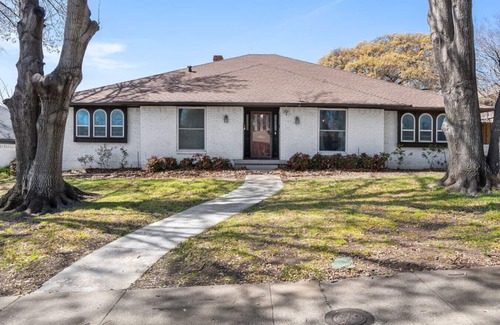 Lake Highlands Apartment | Pool | BBQ | Games | Gym | Patio | Workspace
