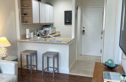 Palm Beach - West Palm Beach Apartment | Pool Beach Getaway Palm Beach 1 Bedroom w/Kitchen