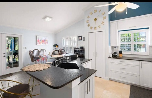 East Naples House | Pool, Botanical Escape, 2 miles to DOWNTOWN NAPLES 5th Ave, 2.5 to BEACH,🏖