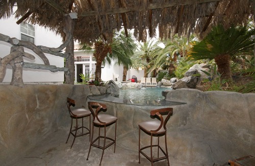 Paradise House | Pool Compareable to Mirage, Palapa, 82 in Hd TV, Minutes from Strip