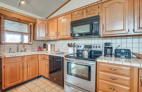 Mount Vernon House | Pool, Deck & Fire Pit: Dog-Friendly Ohio Escape!