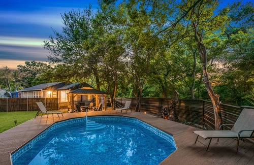 Oak Cliff House | Pool + Fire Pit - Sleeps 8