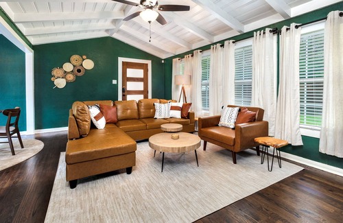Oak Cliff House | Pool + Fire Pit - Sleeps 8