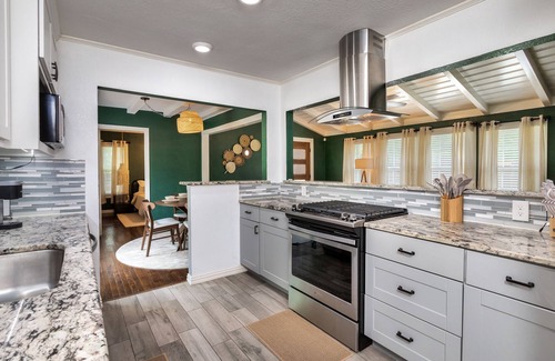 Oak Cliff House | Pool + Fire Pit - Sleeps 8