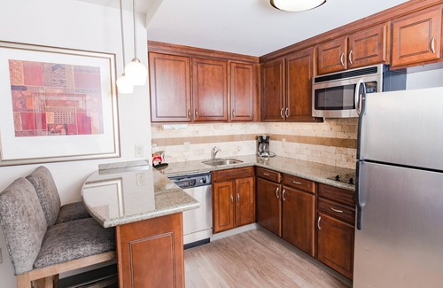 Wilmington Condo | Pool. Free Breakfast. Gym. Near Wrightsville Beach + Perfect for Groups!