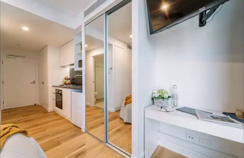 South Brisbane Apartment | Pool, Free Carpark, Gym, Compact and Cosy Studio