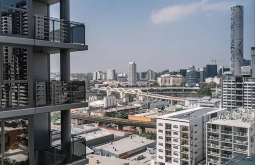 South Brisbane Apartment | Pool, Free Carpark, Gym, Compact and Cosy Studio