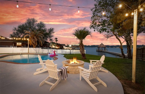 Willis House | Pool Fun on Lake Conroe - Gameroom - Paddleboards
