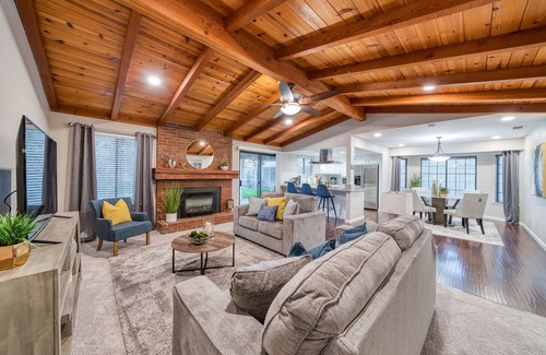 Raisin House | Pool| Game Room|3/2|Sleeps 10:Class Act in Fresno!