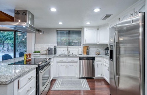 Raisin House | Pool| Game Room|3/2|Sleeps 10:Class Act in Fresno!